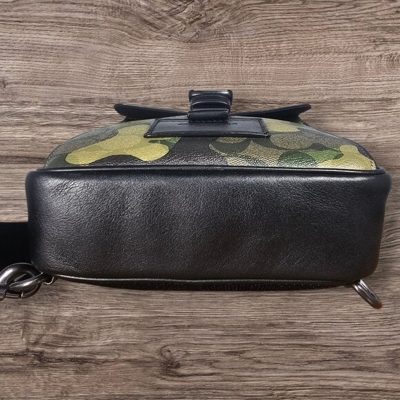 Coach Track Pack Backpack In Signature Canvas With Camo Green Print - CL944 2023 - Picture 7 of 11